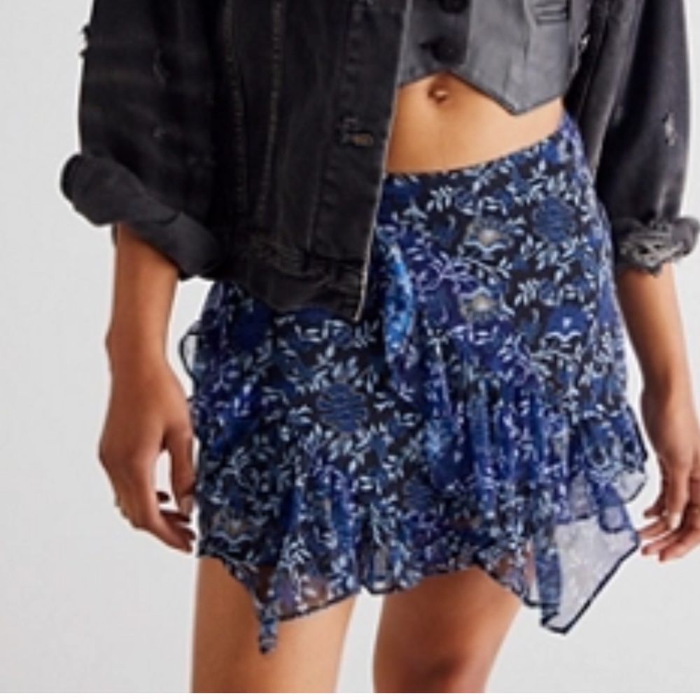 FREE PEOPLE “Sammy” Mini Skirt Size XS Tag removed but never worn- Chiffon style